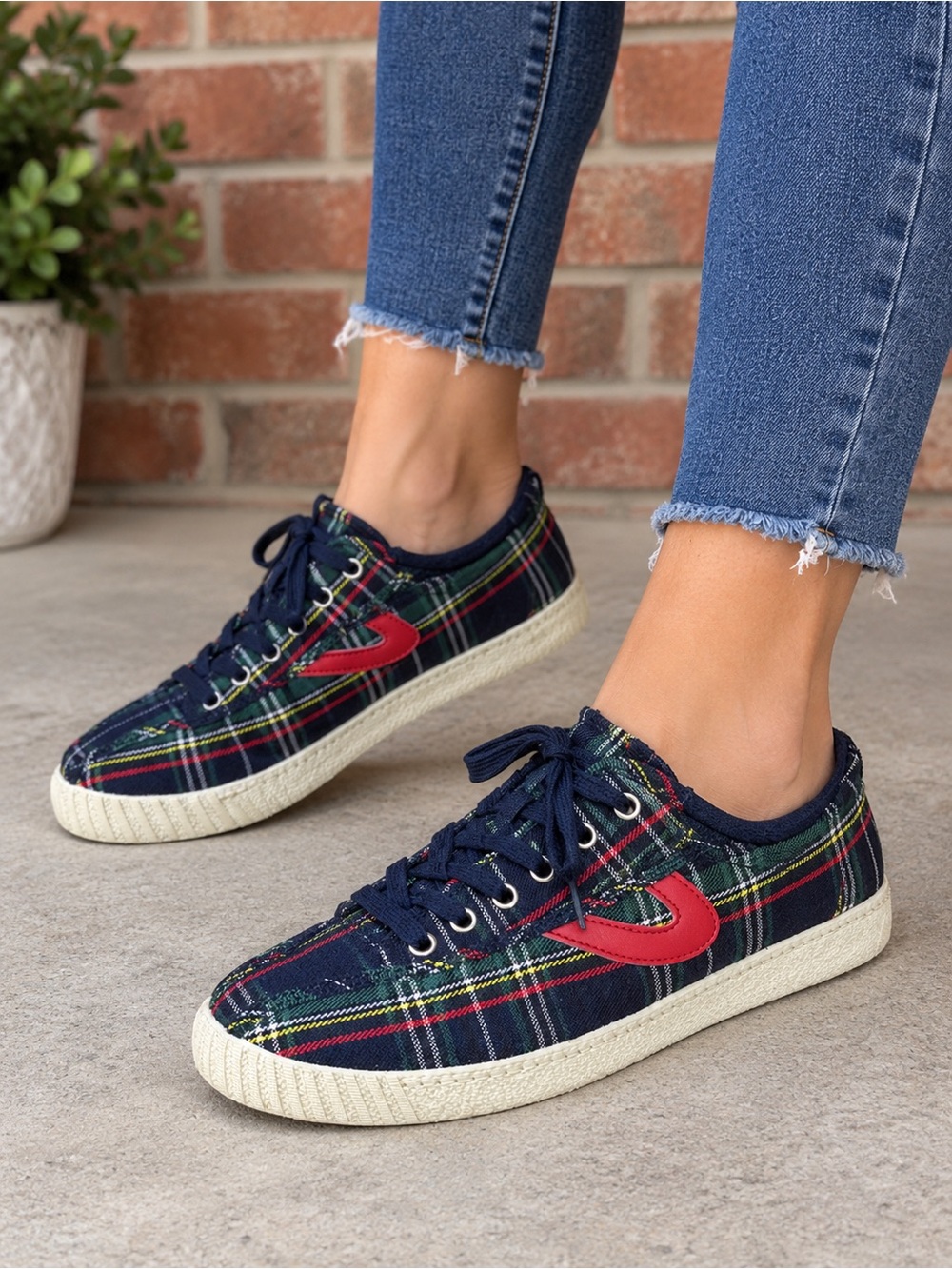 Tretorn Nylite Plus Tartan Plaid
Sneakers in the Royal Stewart Green colorway. - Picture 6 of 7